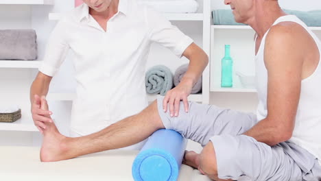 Ärztin-Massiert-Das-Knie-Ihrer-Patientin