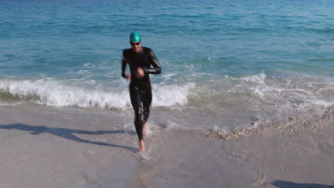 Swimmers-running-in-the-ocean