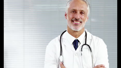 Portrait-of-a-smiling-doctor-with-arms-crossed