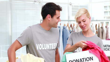 Amigos-Voluntarios-Sosteniendo-Cajas-De-Donación