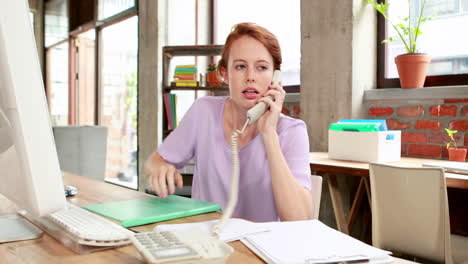 Mujer-De-Negocios-Casual-Despertando-En-Su-Escritorio