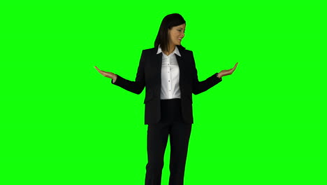 Geschäftsfrau-Trägt-Etwas-Mit-Ihren-Händen-Auf-Grünem-Bildschirm