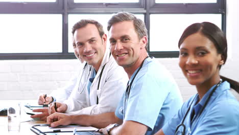 Equipo-Médico-Sonriente-En-Una-Reunión