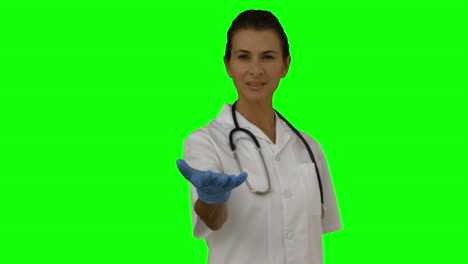 Doctora-Sonriente-Presentando-Con-Su-Mano