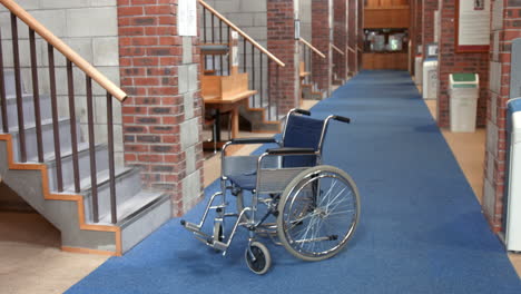 Biblioteca-Vacía-Con-Silla-De-Ruedas