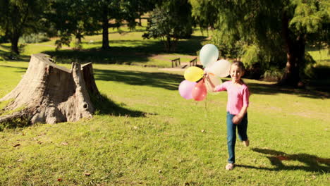 Glückliches-Kleines-Mädchen-Mit-Luftballons