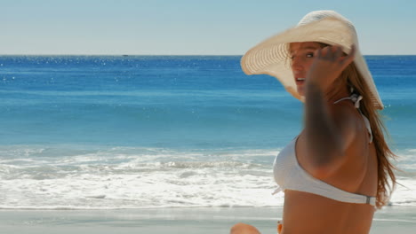 Hermosa-Mujer-Poniéndose-Protector-Solar-En-La-Playa