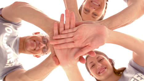 Gruppe-Von-Freiwilligen-Legt-Die-Hände-Zusammen