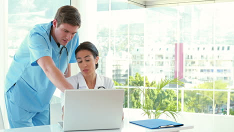 Doctors-working-on-laptop-computer-