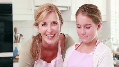 Mutter-Und-Ihre-Tochter-Kochen-Zusammen