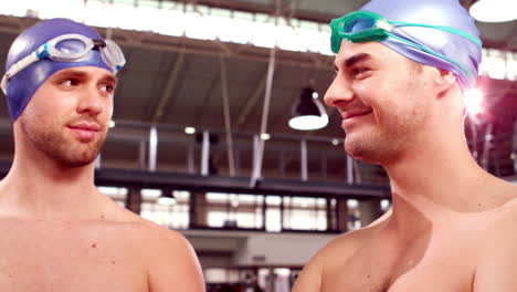 Nadadores-Sonrientes-Con-Equipo-De-Natación-