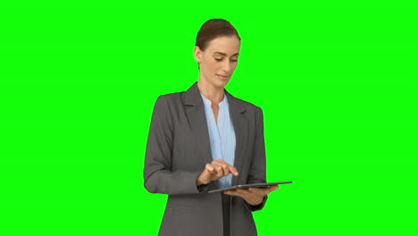 Mujer-De-Negocios-Usando-Su-Tablet-Pc