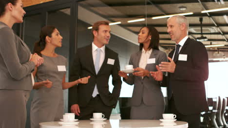 Gente-De-Negocios-Sonriente-Tomando-Café