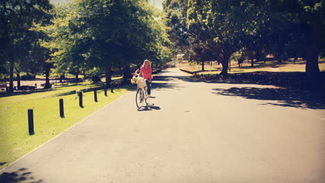 Glückliches-Paar-Auf-Einer-Radtour