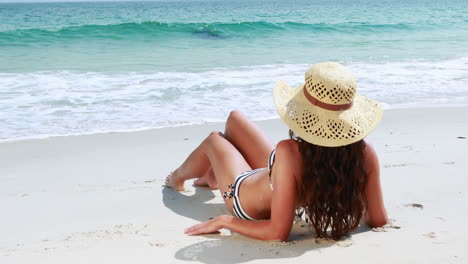 Rear-view-of-pretty-brunette-looking-at-the-ocean
