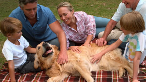 Familia-Feliz-En-El-Parque-Con-Su-Perro