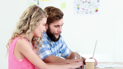 Sonrientes-Trabajadores-De-Negocios-Ocasionales-Usando-Una-Computadora-Portátil-Juntos