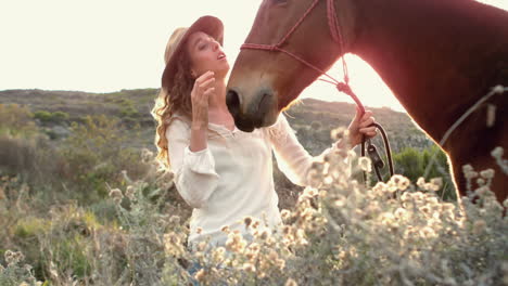 Mujer-Bonita-De-Pie-Junto-Al-Caballo