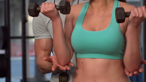 A-muscular-woman-lifting-dumbbells