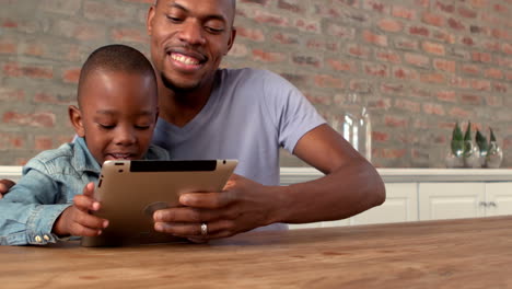 Vater-Und-Sohn-Benutzen-Gemeinsam-Tablet