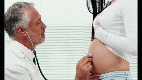 Pregnant-smiling-woman-consulting-doctor