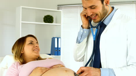 Doctor-talking-with-his-pregnant-patient