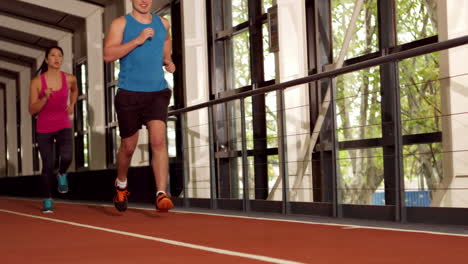 Paar-Läuft-Auf-Der-Indoor-Laufbahn