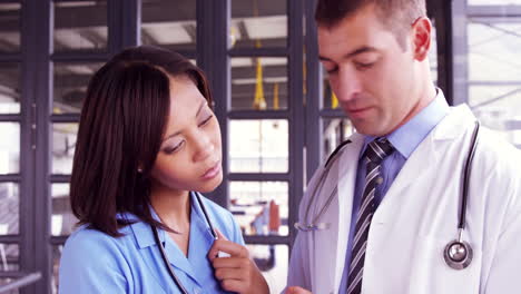 Médico-Y-Enfermera-Mirando-Una-Tableta