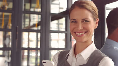 Lächelnde-Geschäftsfrau-Mit-Smartphone