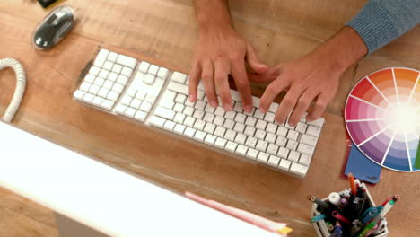 Casual-businessman-working-on-computer