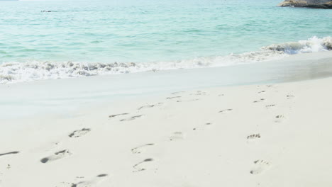 Pareja-Caminando-De-La-Mano-En-La-Playa