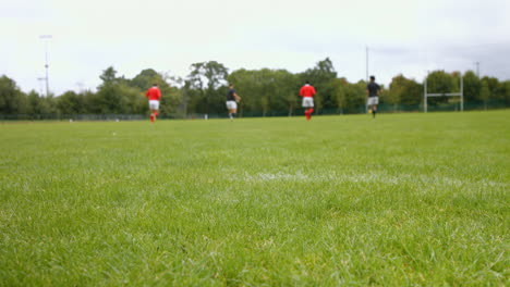 Rugbyspieler-üben-Gemeinsam-Das-Passen