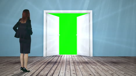 Apertura-De-Puerta-A-Pantalla-Verde-Vigilada-Por-Una-Empresaria