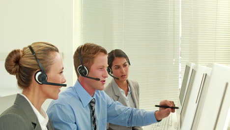 Business-Team-Arbeitet-Im-Callcenter-