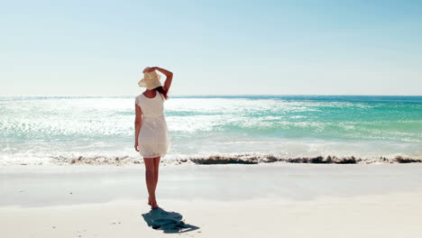 Mujer-Vestida-De-Blanco-Caminando-Por-La-Playa