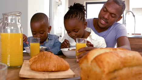 Familia-Feliz-Desayunando-Juntos-Por-La-Mañana