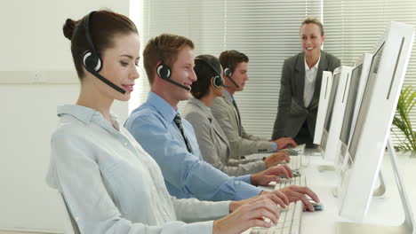 Business-Team-Arbeitet-Im-Callcenter-