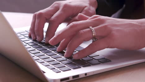 Businesswoman-typing-on-laptops-keyboard