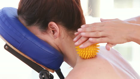Frau-Bekommt-Rückenmassage-Mit-Massageball
