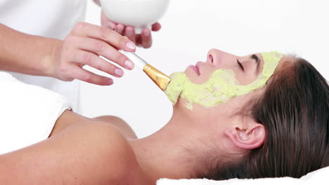 Mujer-Disfrutando-De-Un-Tratamiento-Facial