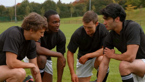 Equipo-De-Rugby-Discutiendo-Tácticas