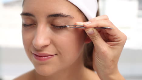 Hand-applying-eyeshadow-to-a-beautiful-woman