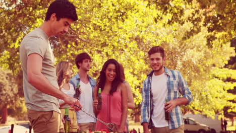 Amigos-Felices-En-El-Parque-Haciendo-Barbacoa