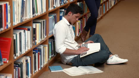 Estudiantes-Revisando-En-La-Biblioteca