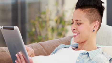 Schwangere-Liegt-Auf-Der-Couch-Und-Benutzt-Ein-Tablet