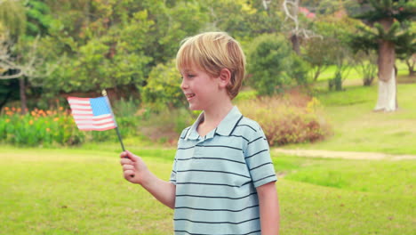 Kleiner-Junge-Hält-Amerikanische-Flagge-