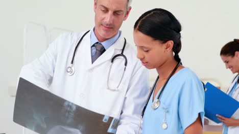 Doctores-Serios-Mirando-Radiografías