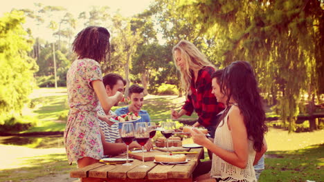 Glückliche-Freunde-Im-Park-Beim-Mittagessen