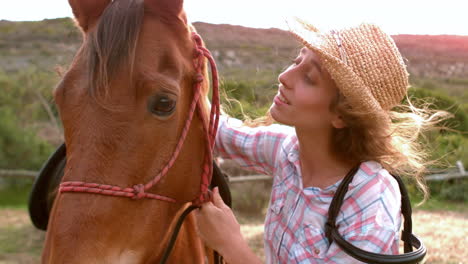 Mujer-Bonita-Parada-Al-Lado-De-Un-Caballo