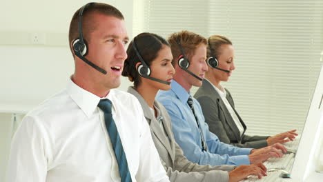 Equipo-De-Negocios-Trabajando-En-Call-Center-